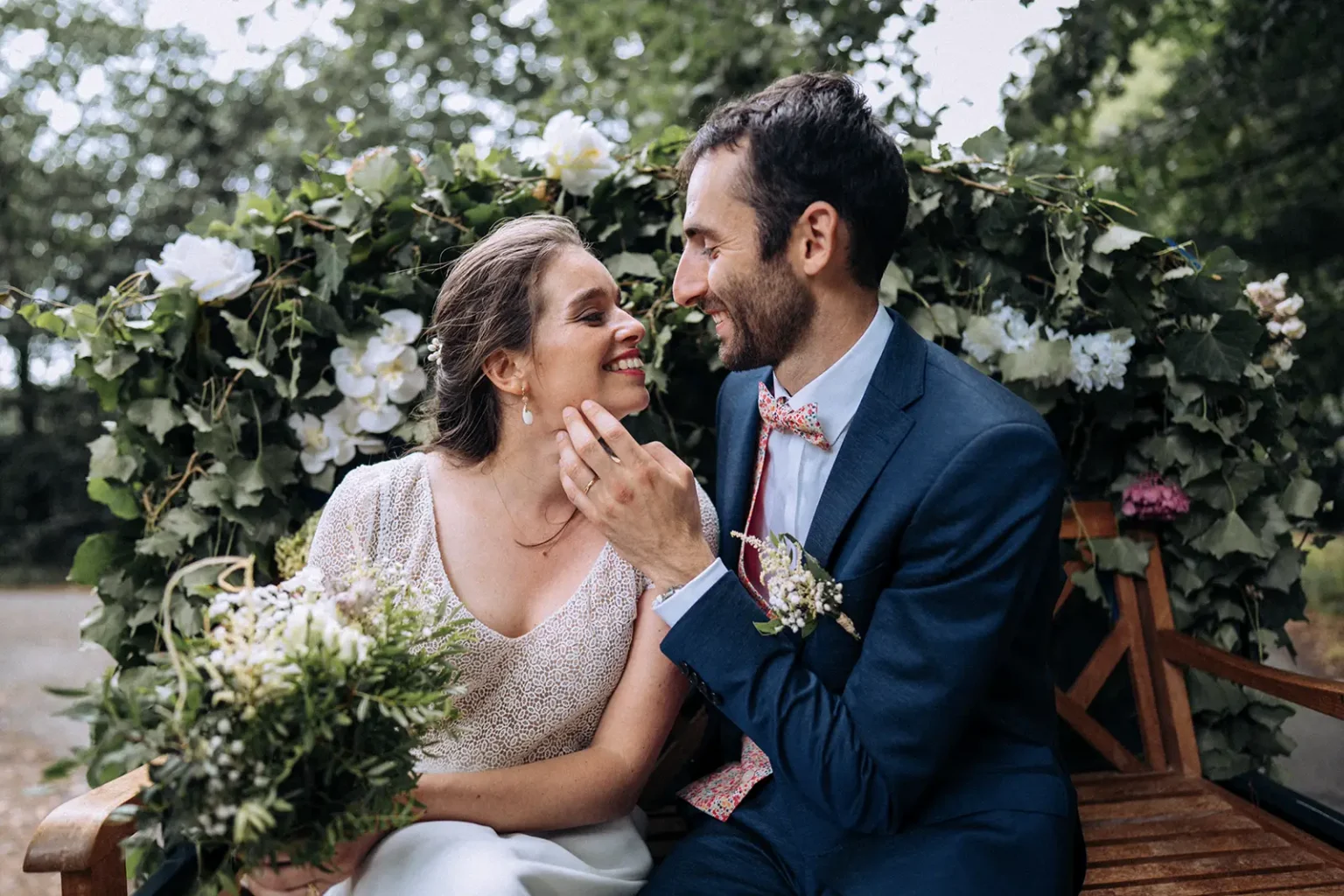 Photographe de mariage professionnel réalisant un reportage photo naturel et authentique