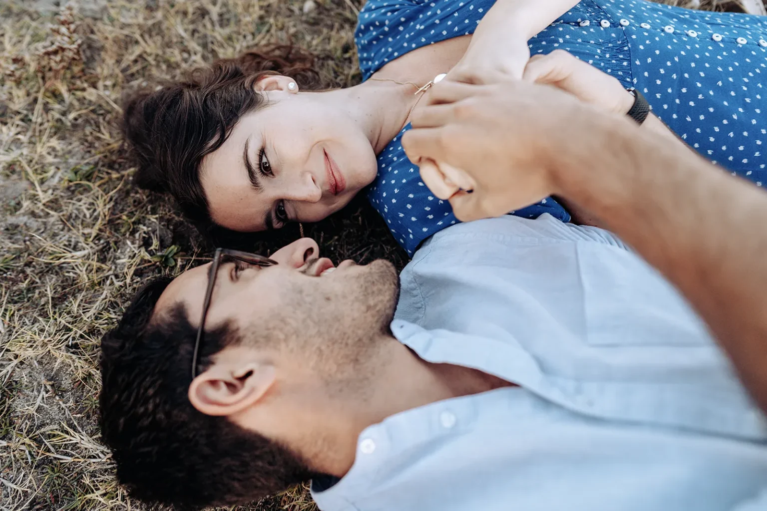 Photographe et vidéaste de mariage à La Roche-sur-Yon capturant des instants naturels, lumineux et pleins d’émotion